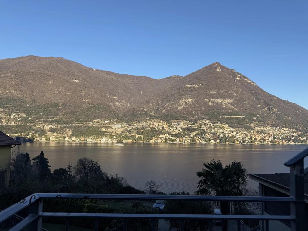 5 room apartment in Torno, photo #1, listing #106036308