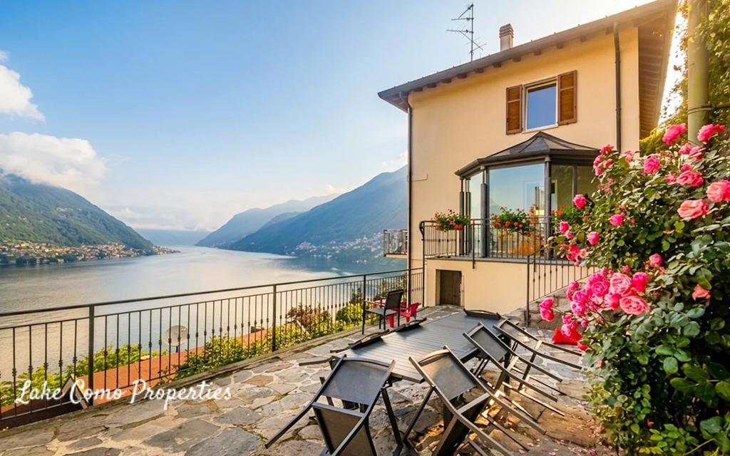 8 room house in Faggeto Lario, photo #1, listing #106337448