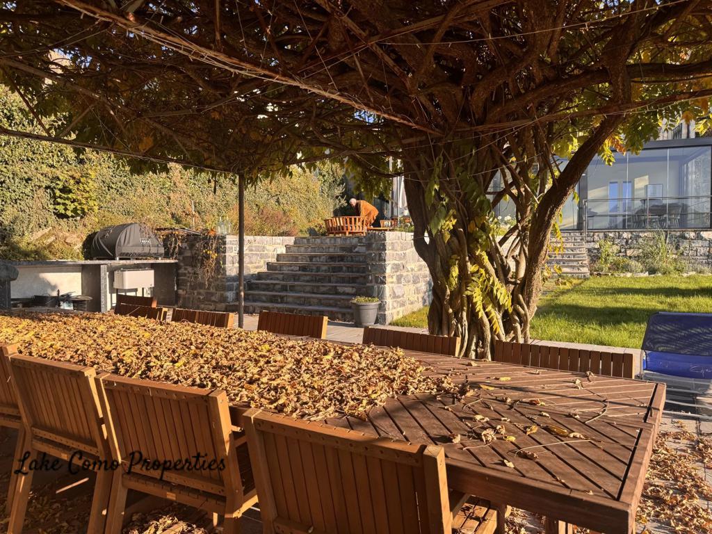 8 room house in Nesso, photo #9, listing #106036224