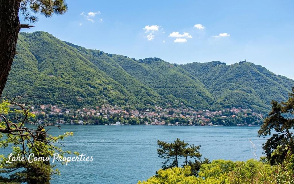 12 room house in Moltrasio, photo #3, listing #106236396
