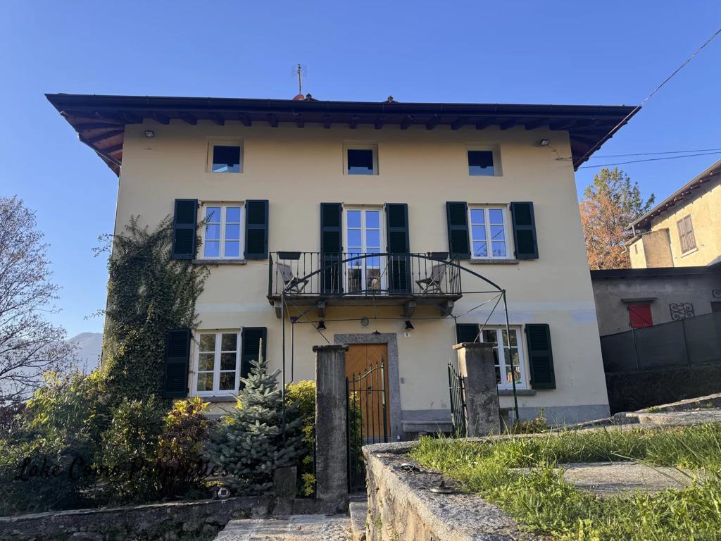 8 room house in Nesso, photo #1, listing #106036224