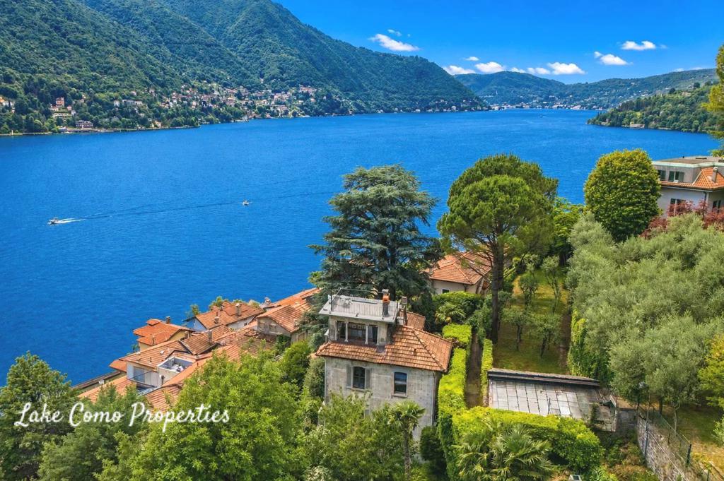 6 room house in Moltrasio, photo #1, listing #106610574