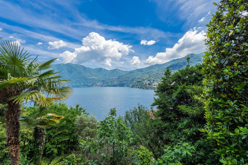 6 room house in Moltrasio, photo #3, listing #106610574