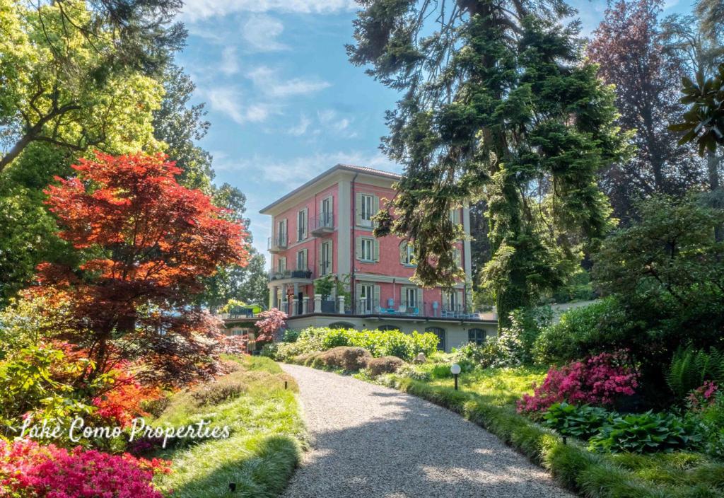 25 room house in Lake Como, photo #1, listing #106773408