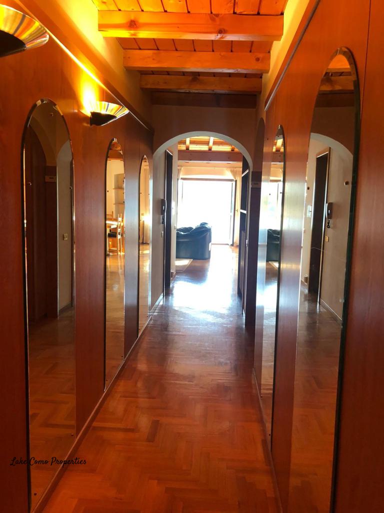 4 room apartment in Lake Como, photo #1, listing #85238958